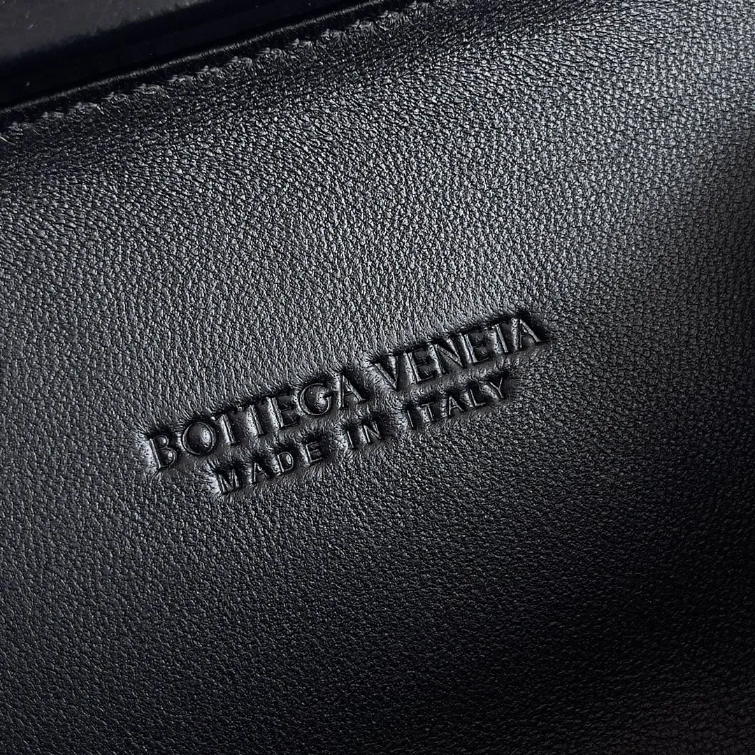 Batch 1860 BV Knot | The classic return of the evening bag. Original leather ➕ Stainless steel hardware ➕ 24k real gold plating ➕ Fully handmade. Those who know the history of our brand should have heard that the knot is a story of Bottega Veneta, and it is also one of the more important design elements. Matthieu Blazy's work this season sublimates Knot's classics, with a new knot design and a woven shoulder strap, plus Fouland Intreccio's weaving technology, adding some fashion to the retro and nostalgic feel of the past. Style number: 717622 Size: 20.5*6*12.5